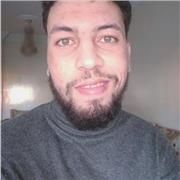 Oui, il est titulaire d'un diplôme de base en études juridiques en arabe